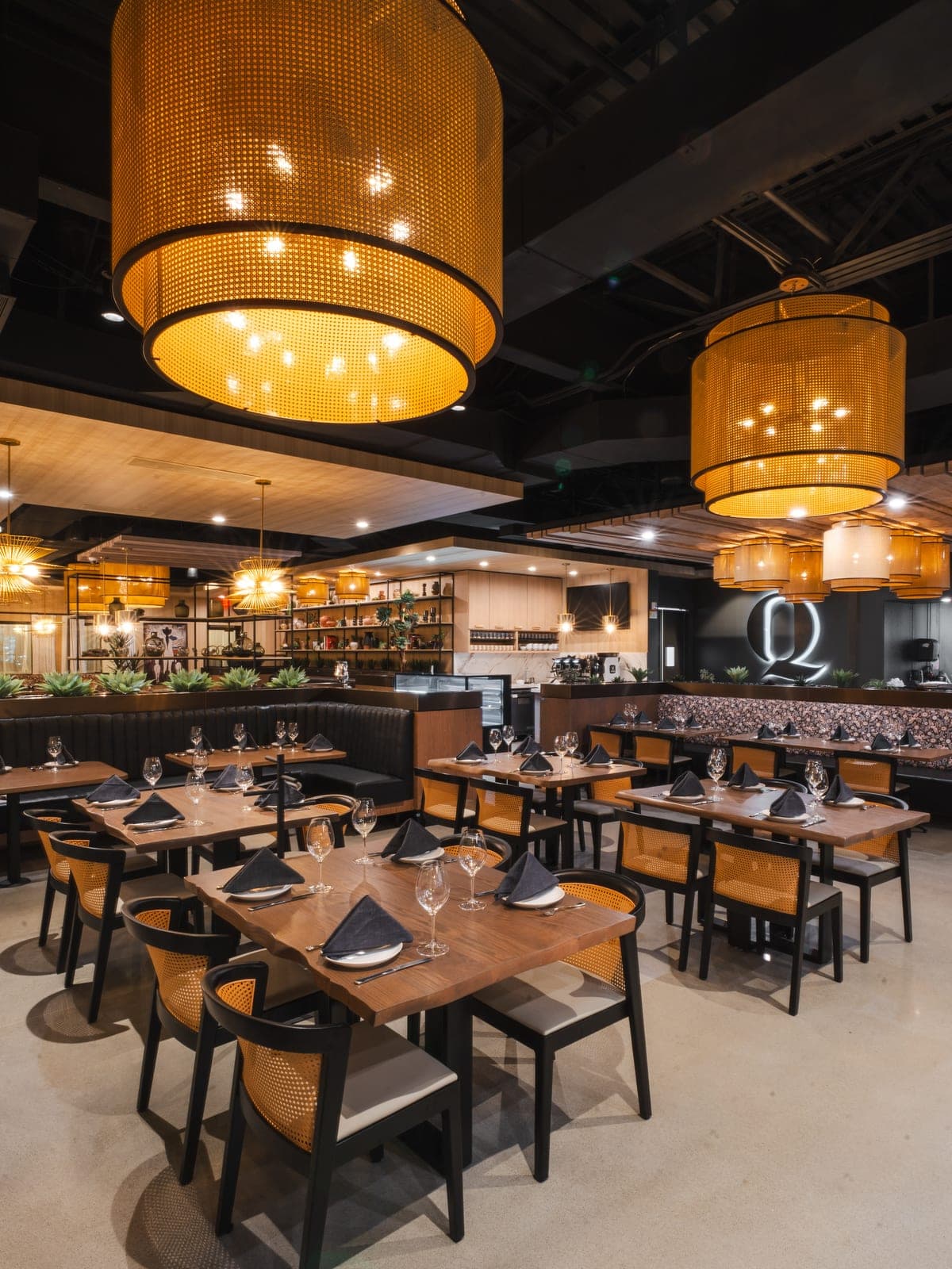 El comedor bajo lámparas tejidas