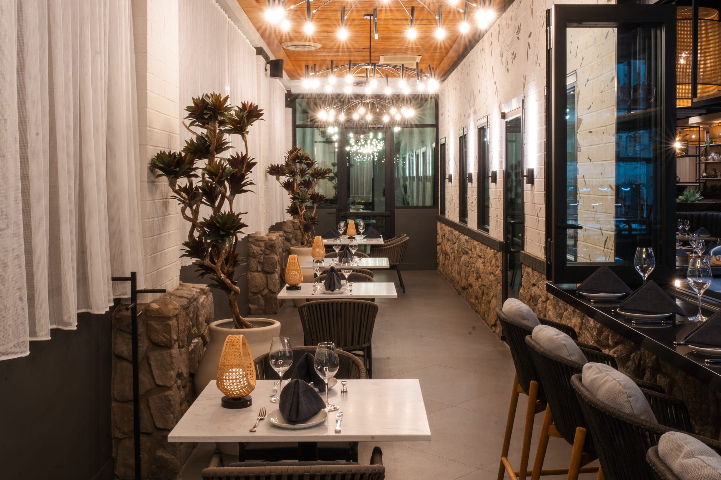 Un pasillo del comedor con candelabros y plantas