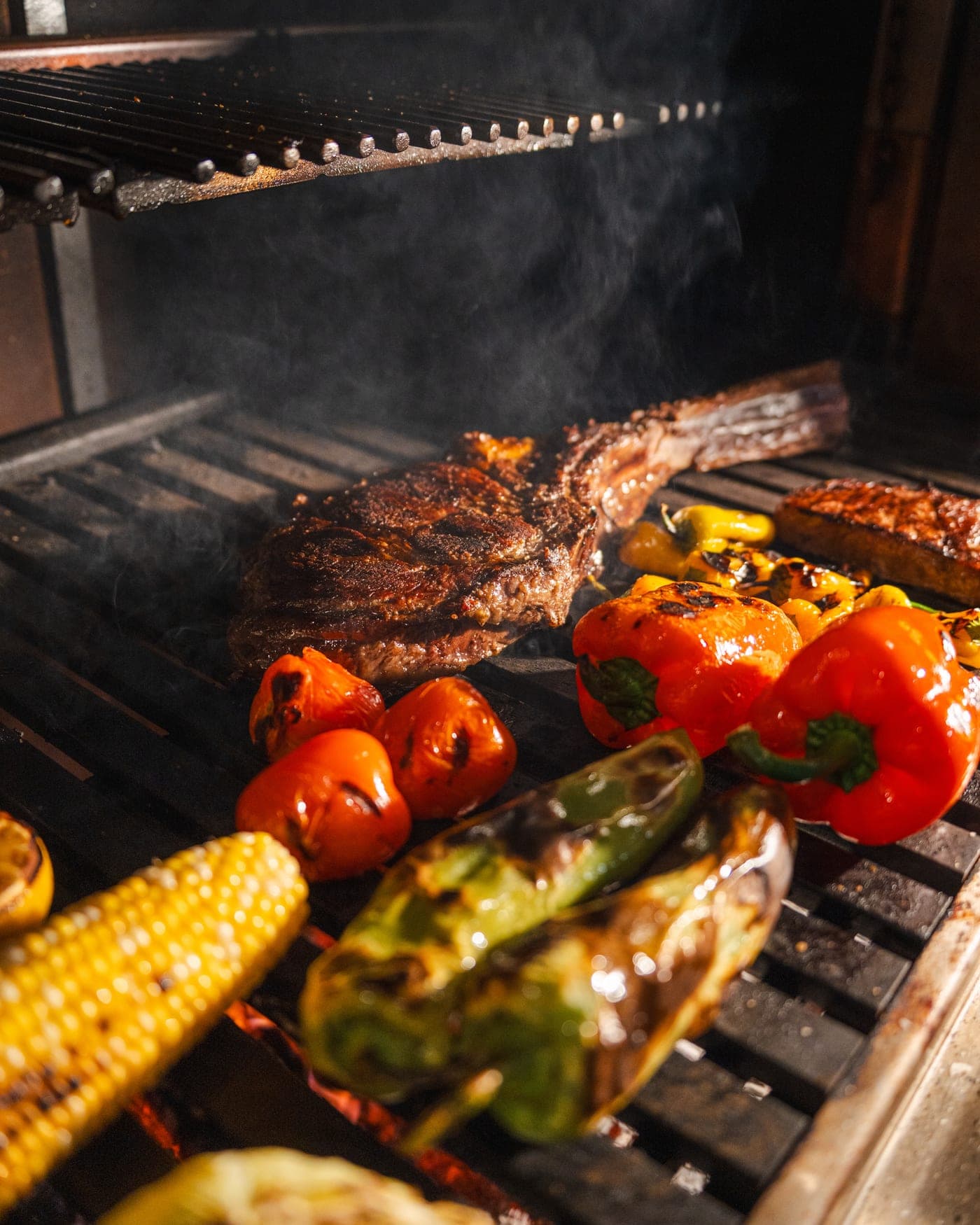 Cortes, elotes y chiles juntos en la parrilla