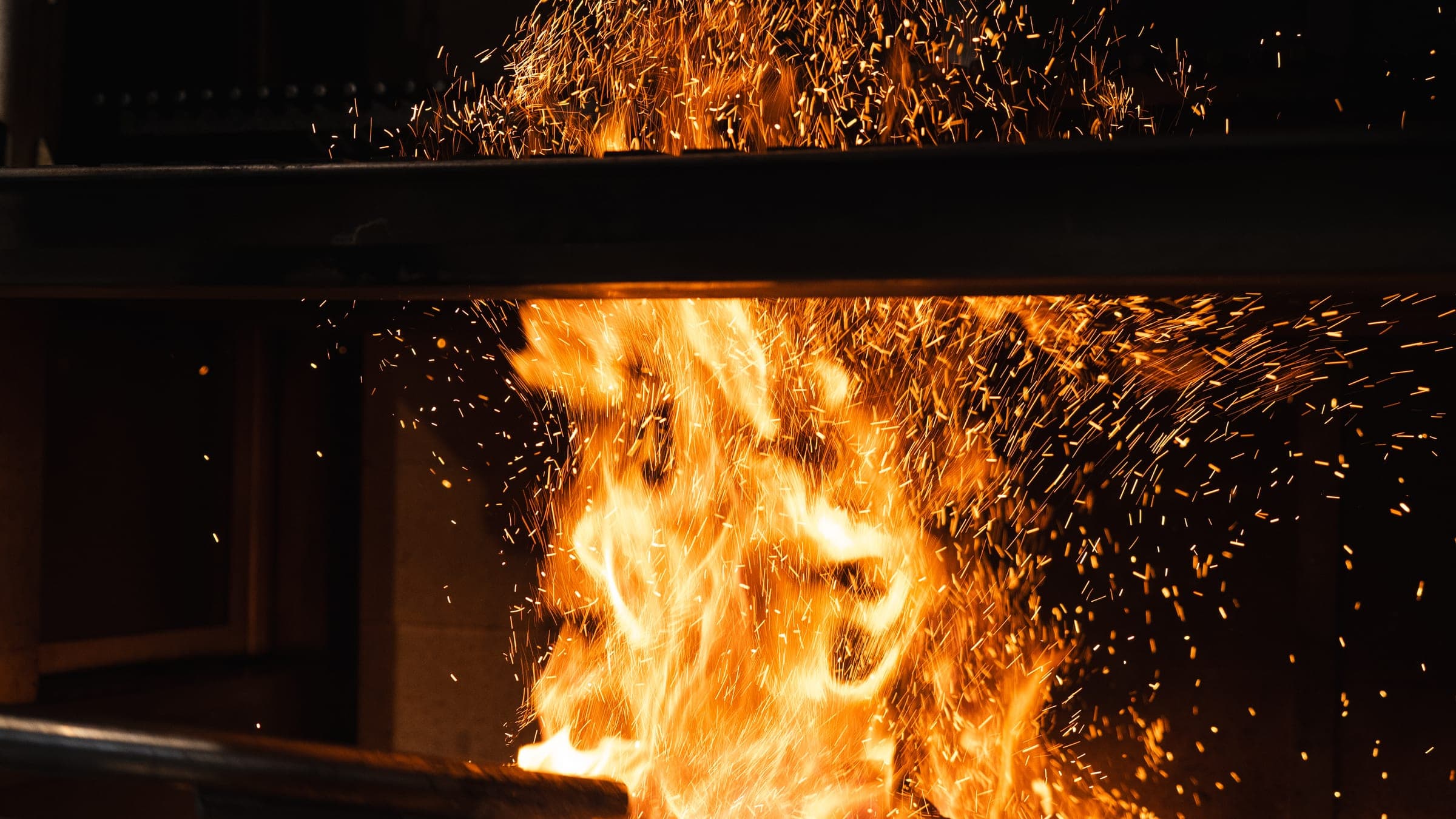 Chispas que se elevan del fuego de leña