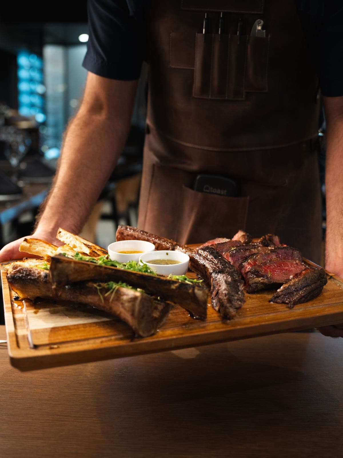 Una tabla de cortes a la parrilla llevada a la mesa