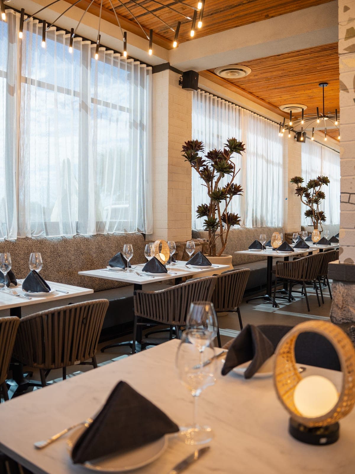 Un comedor luminoso listo para el servicio