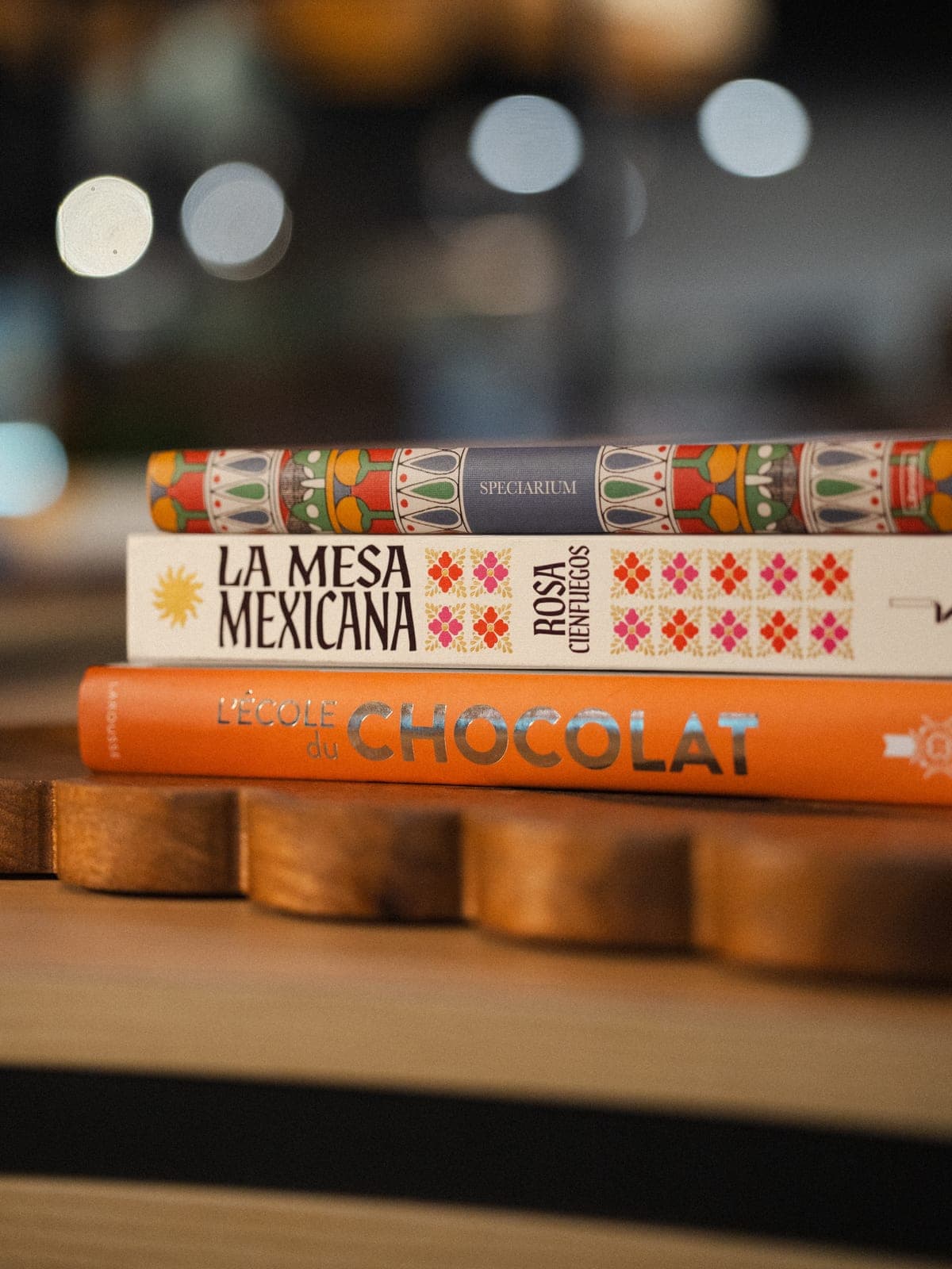 Libros de cocina apilados en un estante